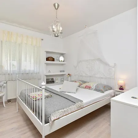 Sandra 2389 Daire Pula