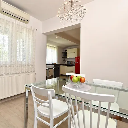 Sandra 2389 Daire Pula